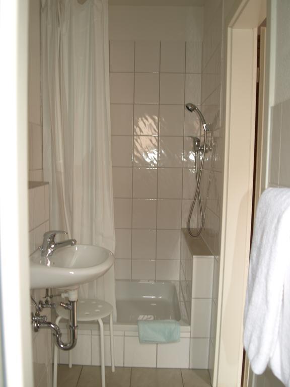 Gaestehaus In Der Gotthardtstrasse Erfurt Room photo