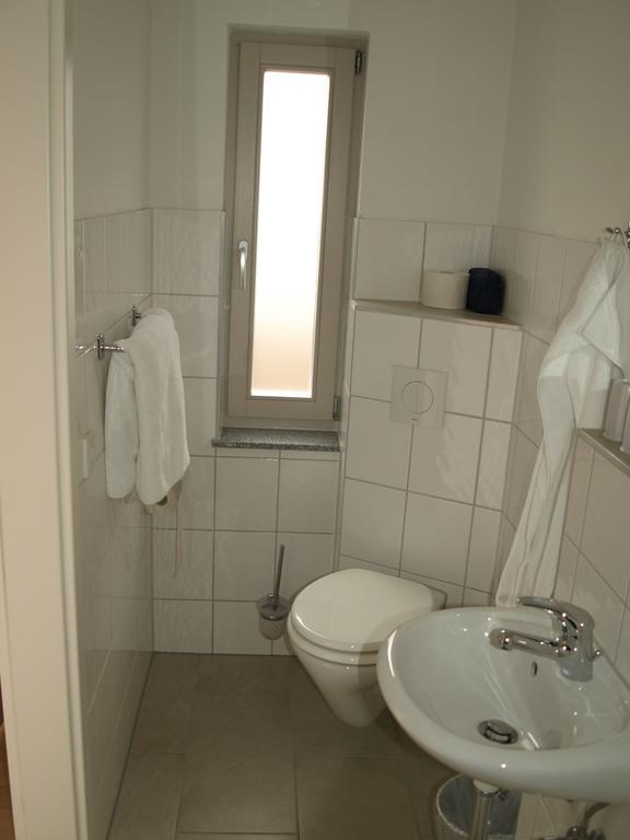Gaestehaus In Der Gotthardtstrasse Erfurt Room photo